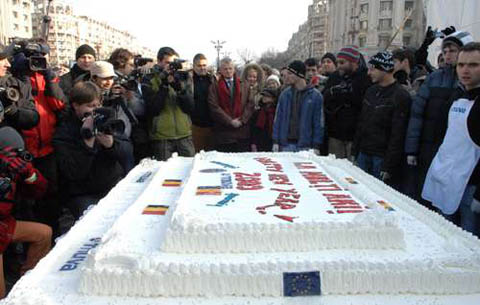 罗马尼亚制作出世界最长香肠与最重蛋糕(组图