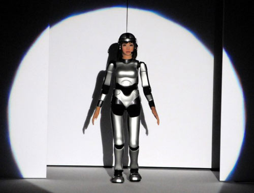 组图:高仿真美女机器人亮相东京时装周