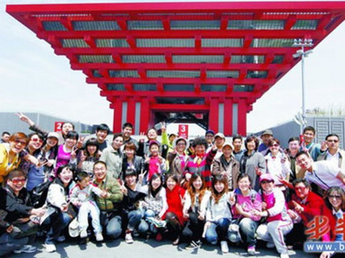 青岛首个世博旅行团52名游客抵上海 大呼过瘾