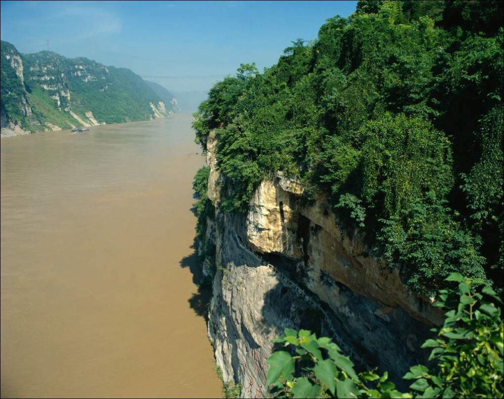 崇山峻岭