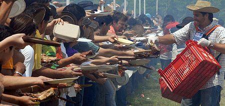 组图:巴拉圭万人慈善烤肉盛宴破世界纪录