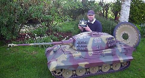 英国推出终极玩具坦克足以拉动汽车(图)