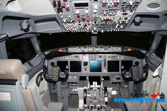 编号为b-5251崭新波音737-700飞机驾驶舱