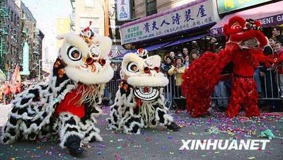 在美国纽约唐人街，当地华人进行舞狮表演。