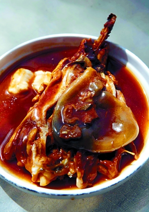 河豚最基本的吃法是红烧和奶汤。