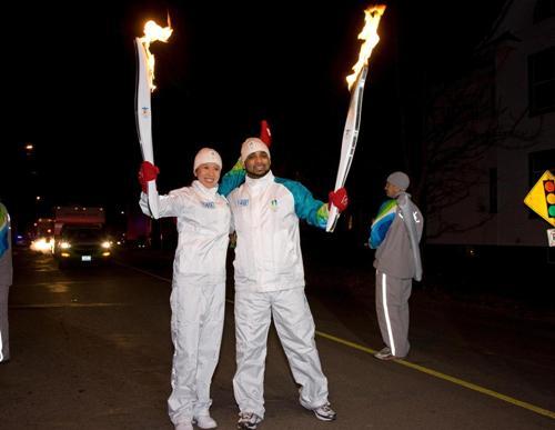 中国首枚冬奥金牌得主杨扬接力温哥华冬奥会火