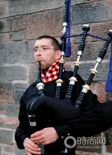 街头演奏风笛的艺人依旧带着苏格兰的老传统。