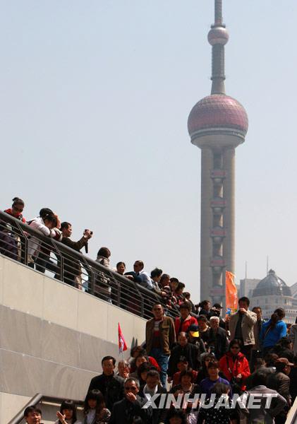 3月28日，上海外滩滨水观景平台游人如织。