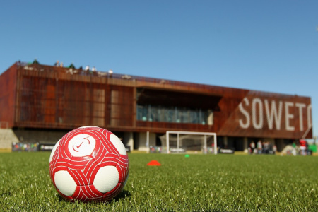 世界一流耐克足球社区训练中心在南非索维托建