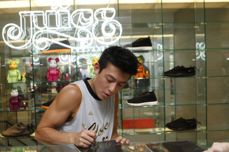 活动:clot六周年edison在台湾juice举行签书会_