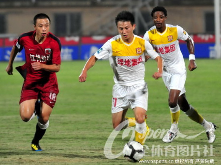 图文-[中超]南昌八一VS陕西中建 饶伟辉全力突