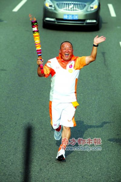 曾志伟参与火炬传递 曾志伟参与火炬传递