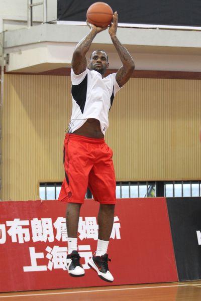 小皇帝詹姆斯亲力亲为辅导球技讲述用运动追逐