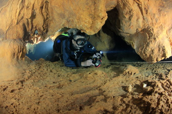 潜水爱好者探秘广西凤山洞穴