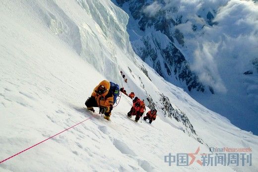 2012年7月,杨春风组织的"跨国部队"攀登k2,队员在深雪中艰难上攀.