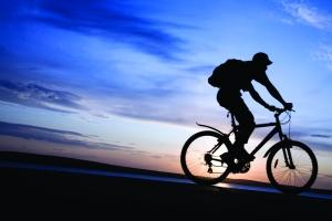 世界上有半数以上的人是死于心脏病的,骑单车不只能藉腿部的运动压缩