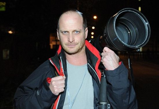 超新贝尔撞广告牌吸氧急救 记者被砸飚血(图)_