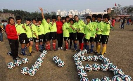 伊涅斯塔卖球衣资助中国某女足 全队摆8号感谢