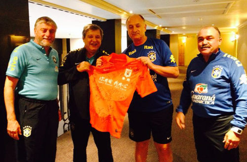图为斯科拉里先生(右二)与罗森先生(左二)共同展示鲁能泰山队新赛季比赛服。