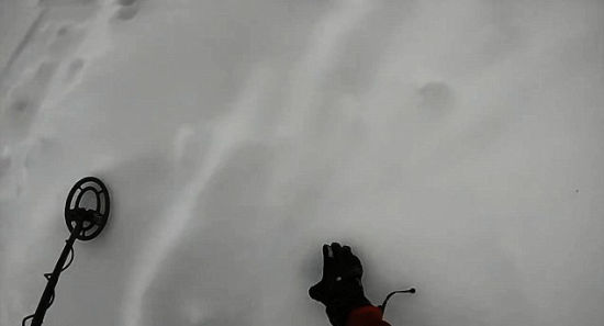 美国男子借金属探测仪至雪场搜索找回手机_滑