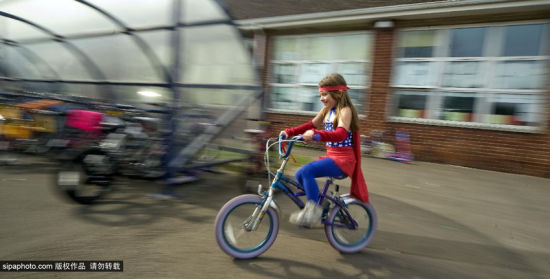 英国百名小学生扮超人骑单车踩滑板上学