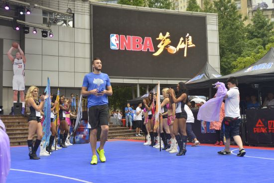 篮球国度NBA双星闪耀上海滩 篮网拉拉队现场