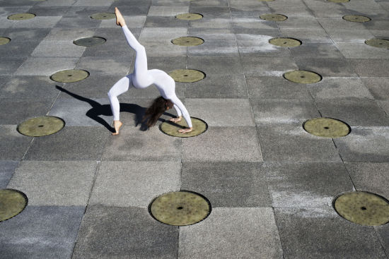 白衣女子各城市修炼展示优雅瑜伽姿势 _空域-