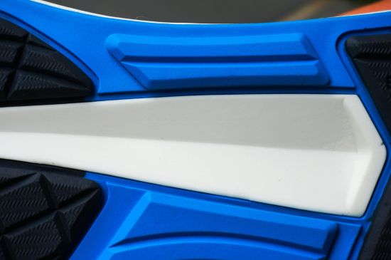 足弓：左右两侧的蓝色橡胶硬度适中，提供大底的稳定性。