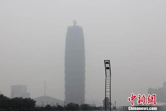 郑州雨后雾霾压城 重度污染再度来袭