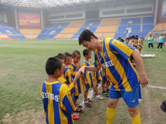 郝海东海外归来投身青少年足球培训:传递快乐