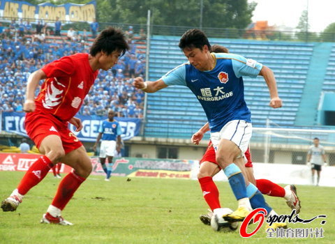 图文-[中甲]湖北绿茵VS广州恒大 郜林面对关门