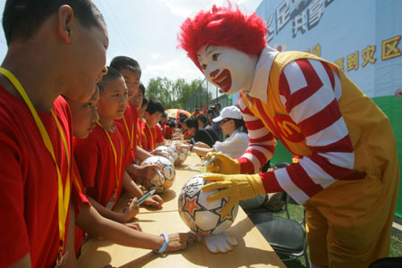 北京小学生对灾区儿童传祝福 三高基地设足球