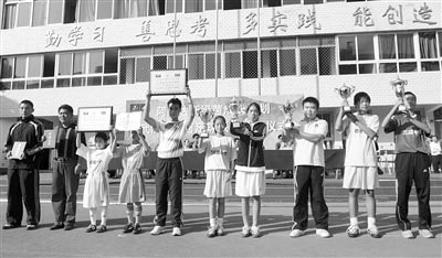 武汉晚报杯突破传统意识 着力培养孩子足球兴