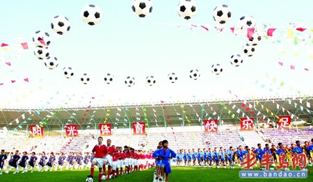 青少年校园足球联赛揭幕 娃娃足球赛 岛城开踢
