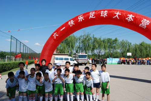 人大附中举办足球儿童节 北京市小学生免费报