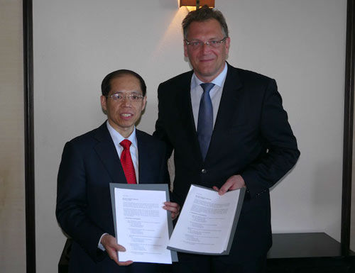 张剑代表足协与FIFA签技术合作协议 支持中国
