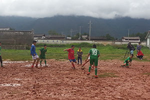 纳西族小学诠释足球热爱足协杯体验竞技梦想世界杯