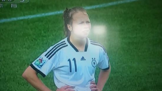 德国女足队员赛后静静站在场中 德国女足队员赛后静静站在场中