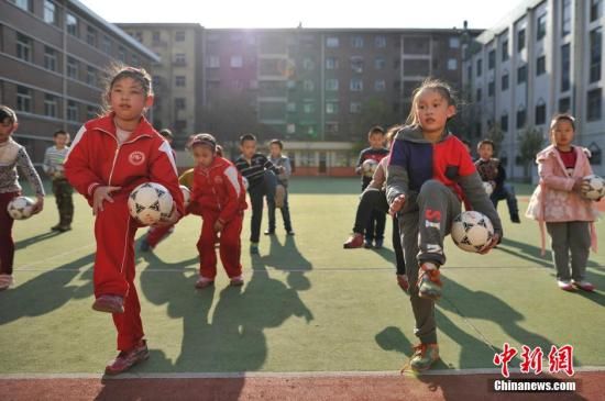 中国第一本校园足球指导员培训教程出版面世_