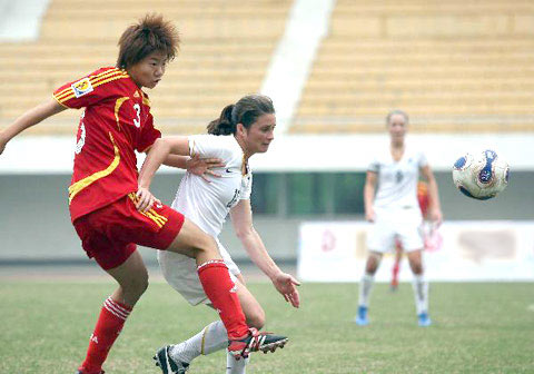 图文-[热身赛]中国女足4-0新西兰 袁帆贴身逼抢