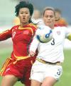 图文-[四国赛]中国女足VS美国队 韩端贴身逼抢对手