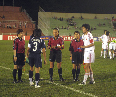 图文-[亚洲杯]中国女足VS泰国女足 双方队长致