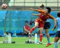 图文-[教学赛]中国女足0-0美国 毕妍与对手拼抢