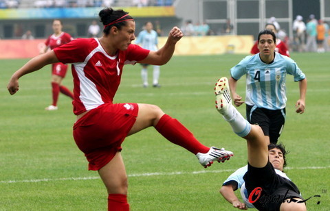 图文-[奥运会]加拿大女足VS阿根廷 展示发达肌
