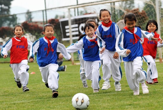 图文-FIFA在昆明启动草根足球计划 海埂成青训