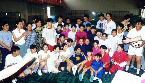 图文-北京市百队杯历史图片 球王与孩子们在一