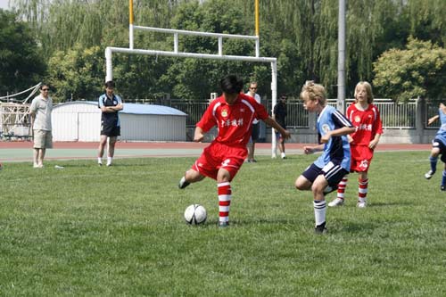 图文-北京国际少年足球友谊赛 遭对手贴身逼防