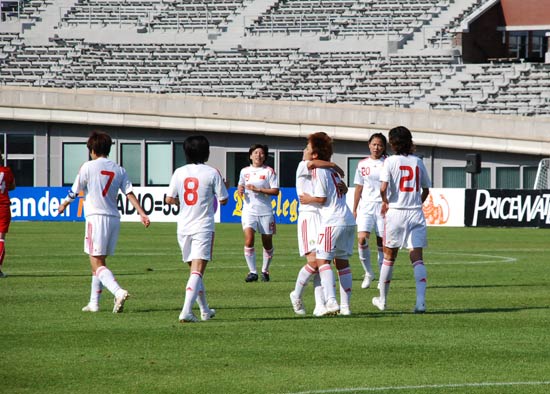 图文-[四国赛]中国女足2-0瑞士 女足队员庆祝进