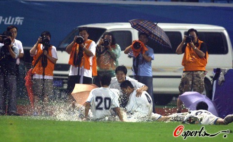图文-[全运会]上海3-0广东雨中享受冠军的喜悦