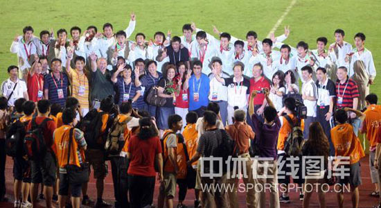 图文-[全运会]上海3-0广东队员家长们加入庆祝行列